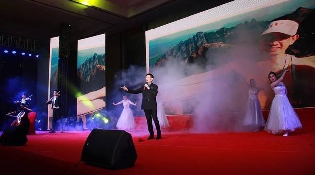 武汉这位身价过百亿的企业家,又在公司年会献唱了,视频已流出