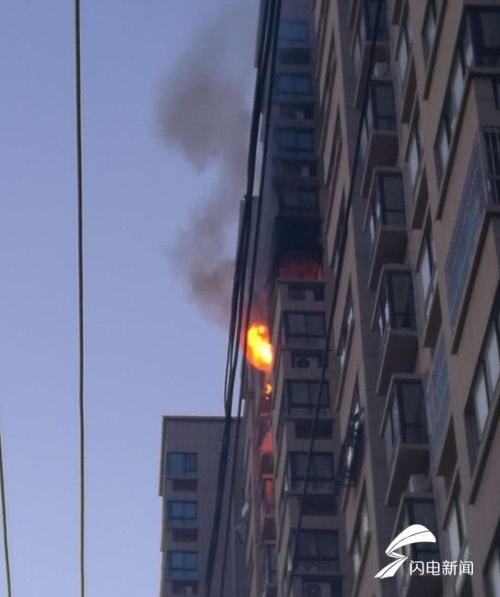 突发!济南二环西路西城华府高层起火 现场浓烟弥漫