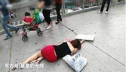 Ů�ӽ�ͷ�ε���·�����˿���������һ��������ȴû�˸ҹ�ȥ������