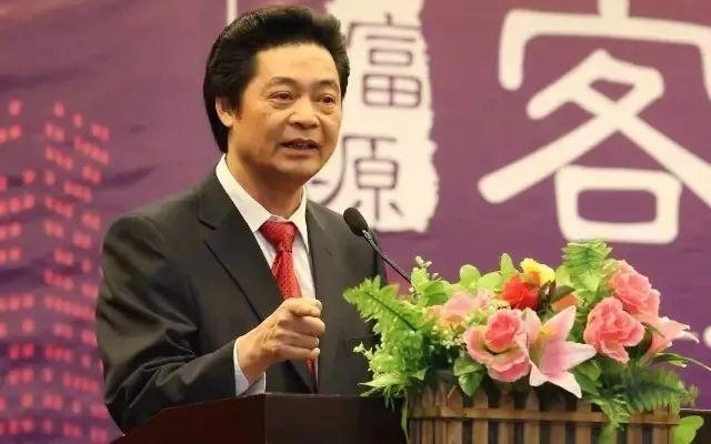 五华一小伙当年带2千元闯荡,如今坐拥256亿财富!