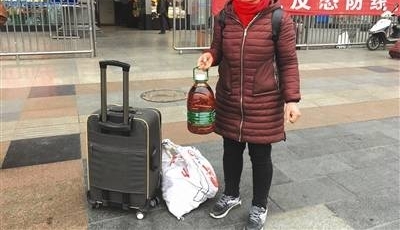 带着家的所有味道 她踏上不舍的归途