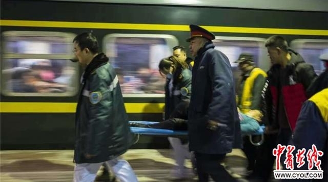 旅客突发脑溢血 江苏邳州火车站16分钟送医救治