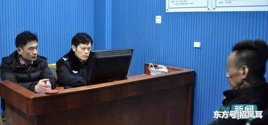 男子舞狮表演用国旗当红布摆放祭品 还脚踩国旗