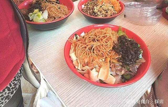 昆明某小区门口的快餐店,墙角蹲满人,5个大妈忙到淌汗