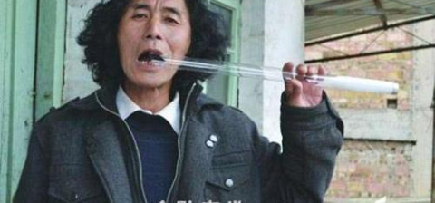 异食癖!男子吃玻璃上瘾,被逼无奈只能去医院检查