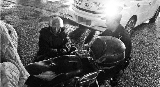 男子被车蹭倒地PTU民警寒风中“不离不弃”