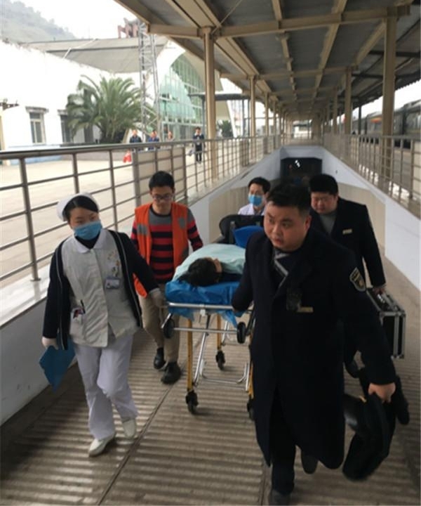 旅客肠道大出血 涪陵火车站开启“生命通道”