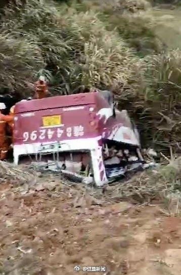 江西一超载客车转弯冲出路外翻入深沟 已致10死