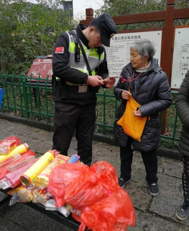 扭伤脚、和团队走散……在杭州过年的他们,碰到困难都想到了景区城管