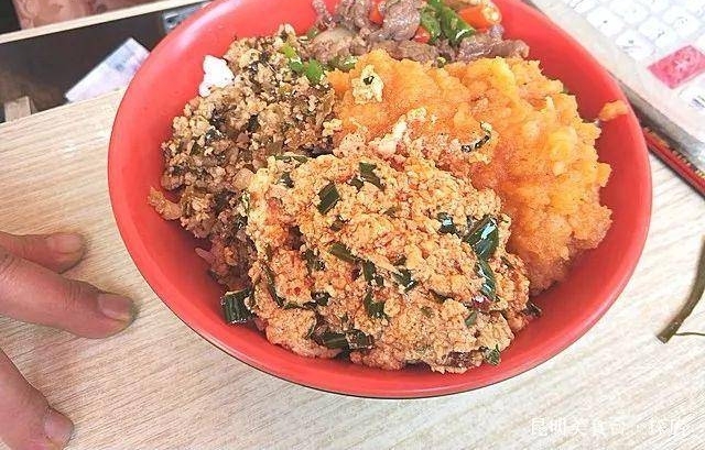 昆明某小区门口的快餐店,墙角蹲满人,5个大妈忙到淌汗