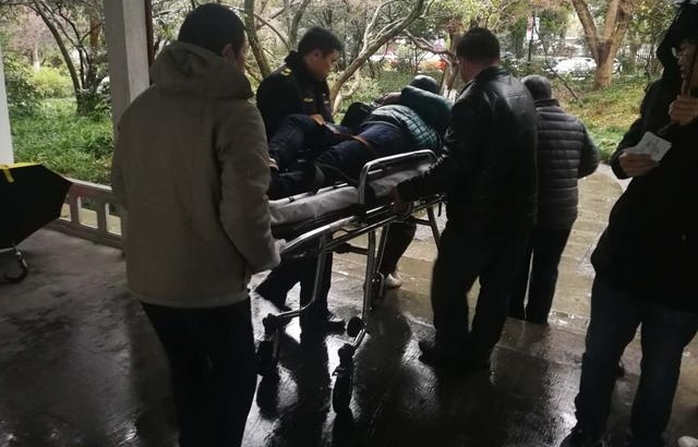 扭伤脚、和团队走散……在杭州过年的他们,碰到困难都想到了景区城管