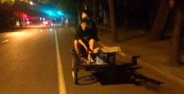 从直升机上下班到去复旦摆摊卖肉夹馍 他曾认真年轻过