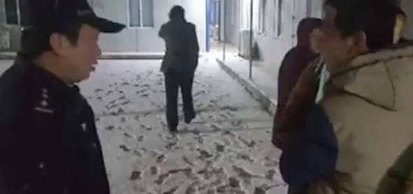 河南民警安抚走失男童“客串”奶爸放“光头强”获赞!