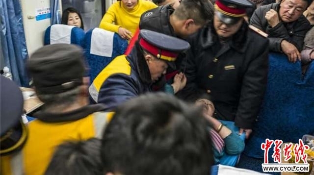 旅客突发脑溢血 江苏邳州火车站16分钟送医救治
