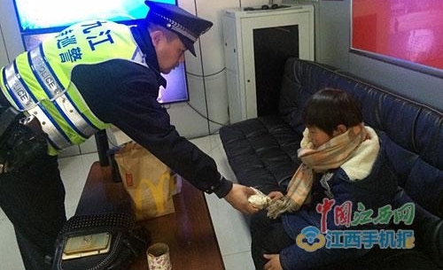 与父母闹矛盾 10岁女孩离家远行