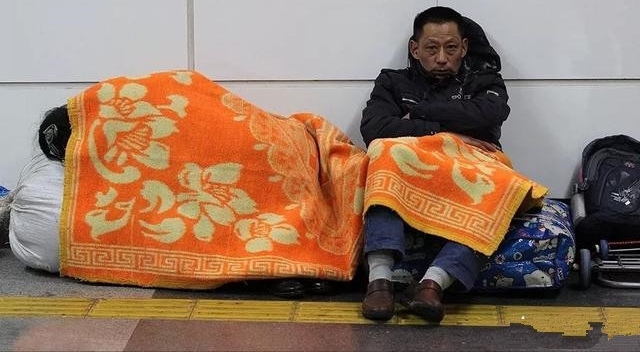 郑州一外卖小哥除夕夜加班送外卖