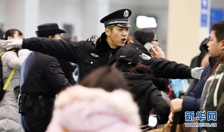 铁警夫妻的春运守望