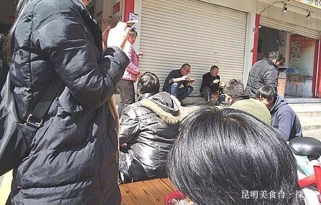 昆明某小区门口的快餐店,墙角蹲满人,5个大妈忙到淌汗