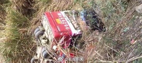江西一超载客车转弯冲出路外翻入深沟 已致10死