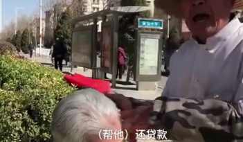 7旬老人街头理发17年只收3元,已帮儿还清房贷,网友:真的牛