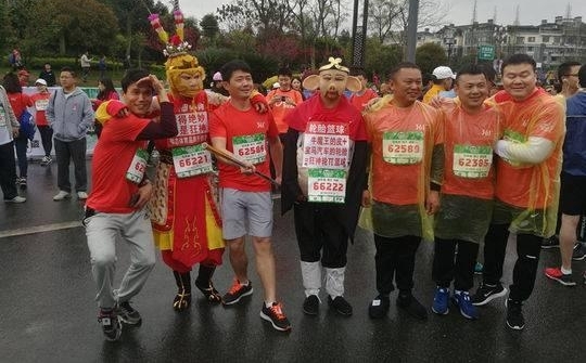 三万人集结彩虹大道 双遗马拉松即将开跑