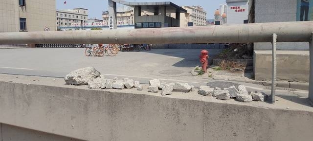 武汉汉口通道防护栏上摆碎石砸老鼠