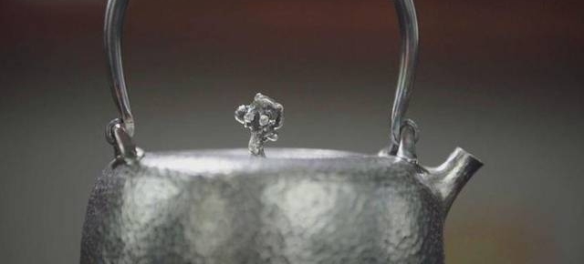 他把冰冷金属做成石头模样,却热心养流浪猫,身后白猫肥得不像话