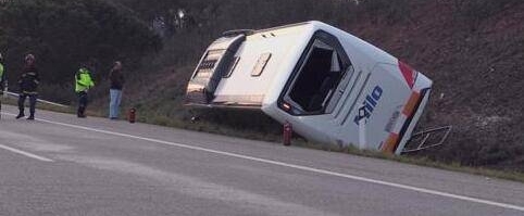 祈愿平安!载37人大巴在葡萄牙翻车 车上有36名中国籍游客
