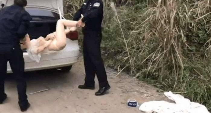 男子桥下发现女子裸尸,吓到腿软报警, 警察到场后十分尴尬