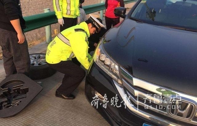 车辆高速上故障,青岛同三高速交警帮忙换轮胎