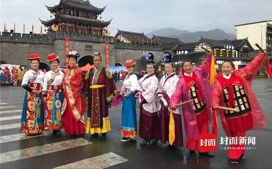 三万人集结彩虹大道 双遗马拉松即将开跑