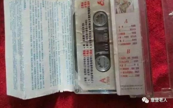 ����Ƭ��ÿһ�Ŷ��������������Ĺ��£�