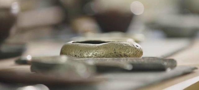 他把冰冷金属做成石头模样,却热心养流浪猫,身后白猫肥得不像话