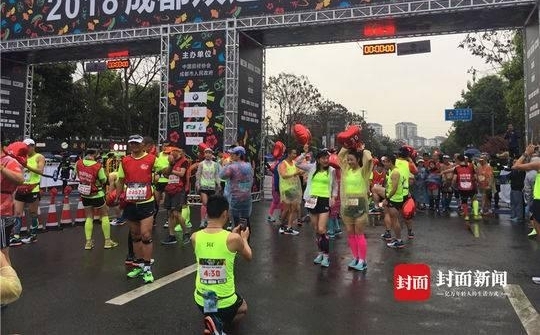 三万人集结彩虹大道 双遗马拉松即将开跑