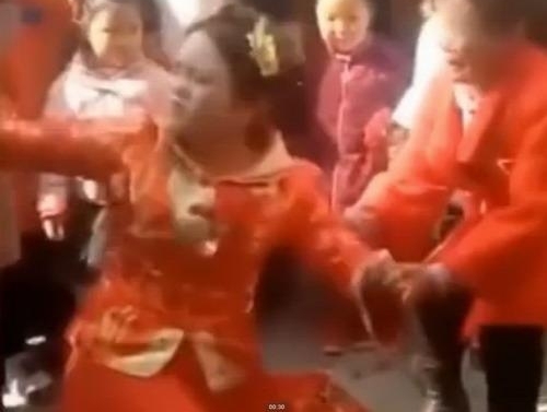婚礼新人“一拜高堂”,伴郎一个动作,被新娘起身连甩2嘴巴
