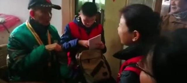 铁路志愿者慰问老兵 大学生听故事深受感动
