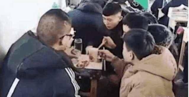 学生上课喝酒吃菜,教师学生到底孰是孰非!