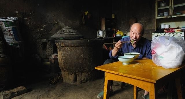 农村八旬大爷一个人的春节,对子女“连骗带哄”,一碗小葱半斤酒