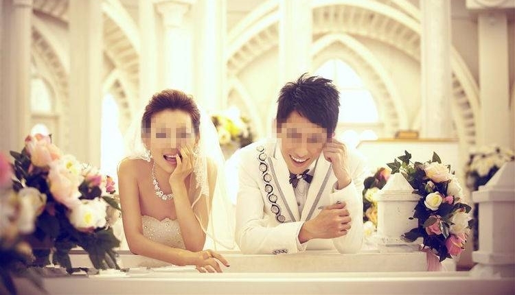 前妻嫁劳改犯,我故意开豪车去庆祝,看到新郎的脸,我撒腿就跑