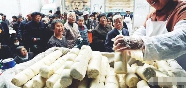 河南一商店每天免费送馒头给老人后被迫关门:我不要馒头,给我钱