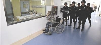 造血干细胞昨顺利移植 父子隔窗相见,“儿子,你要坚强”