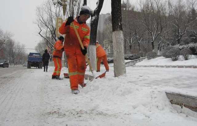 鸡西市迎来狗年首场大雪 环卫工人昼夜清雪保畅通