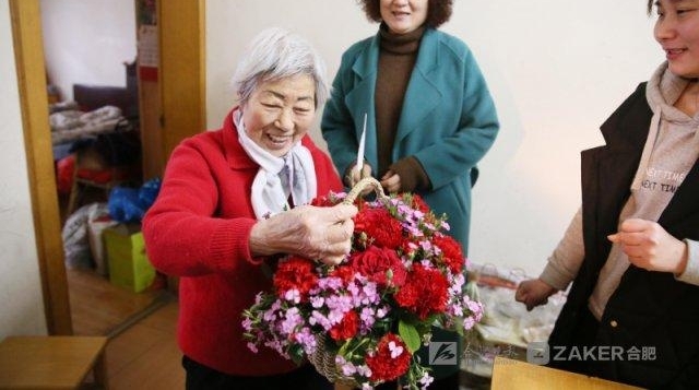 三八妇女节,鲜花送给中国好人