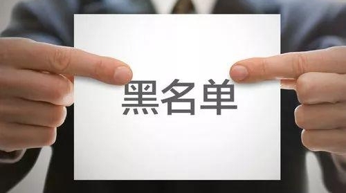 「冰城新闻」电梯未年检业主意见大|建业物业上“黑名单”