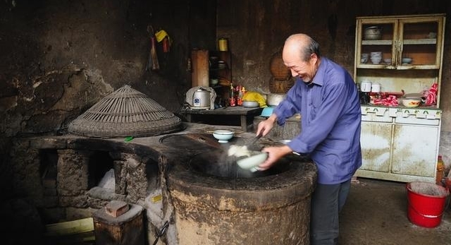 农村八旬大爷一个人的春节,对子女“连骗带哄”,一碗小葱半斤酒