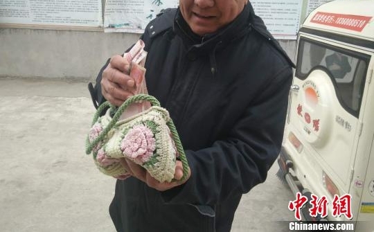 江苏沭阳古稀老人捡万元现金物归原主 婉拒千元酬金