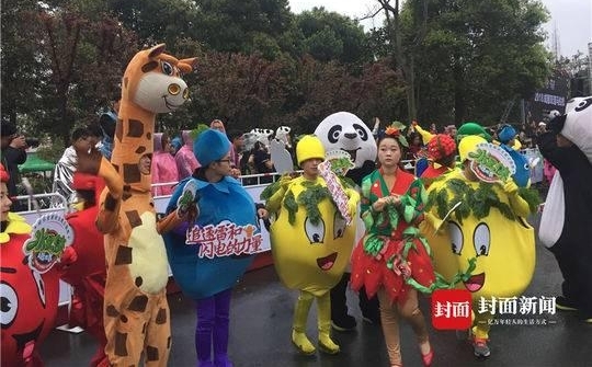 三万人集结彩虹大道 双遗马拉松即将开跑