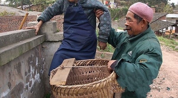 孝顺农村老汉背母看病,六年来风雨无阻,此情感动天