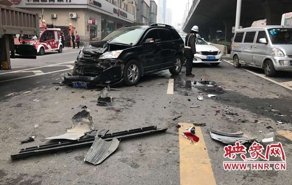 快讯:郑州陇海路5车相撞 一人受轻伤