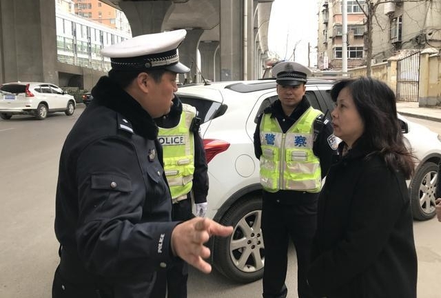 郑州锛偱诛紓交警程胜的倔强人生……